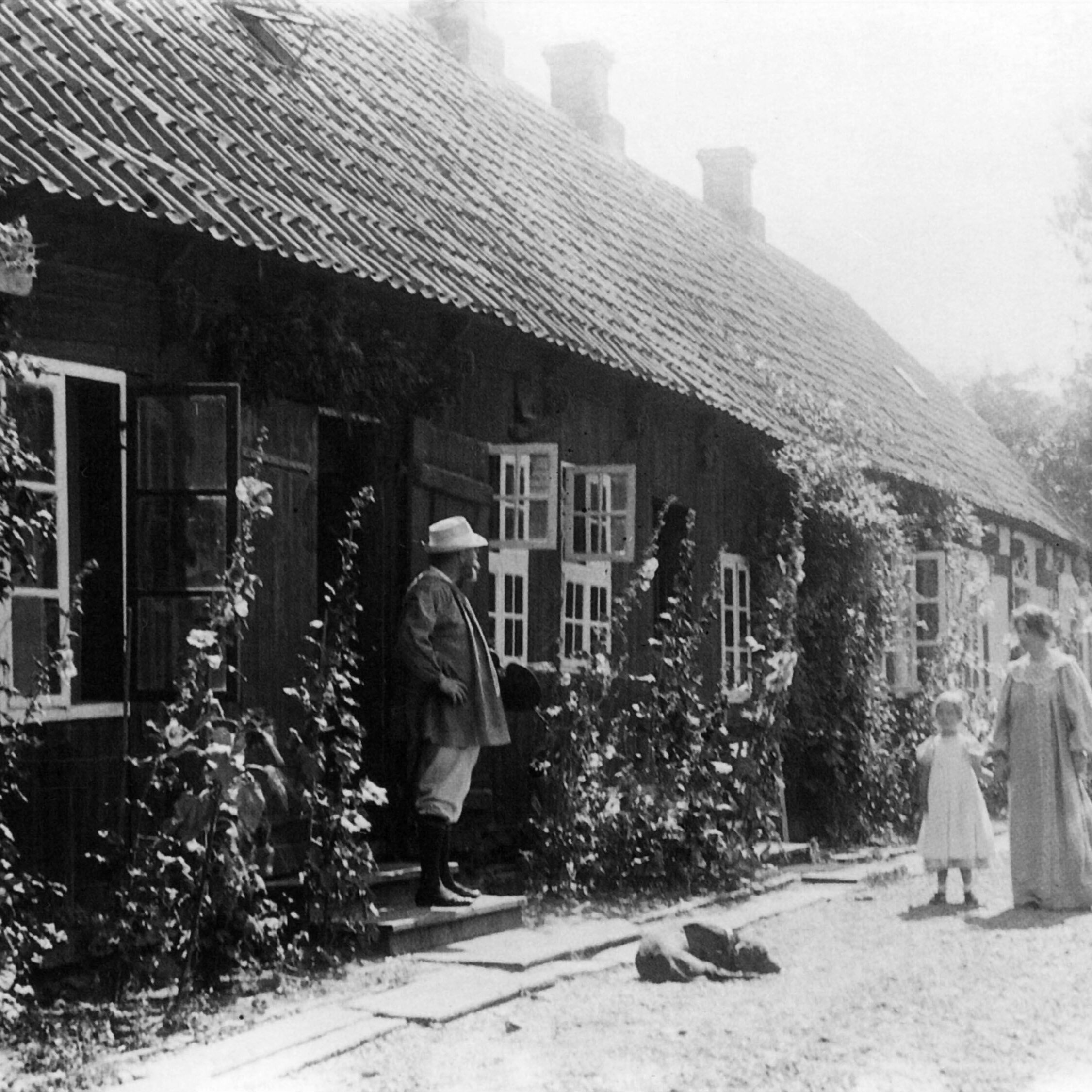 Marie, PS, Vibeke Krøyer og hunden Rap foran huset i plantagen