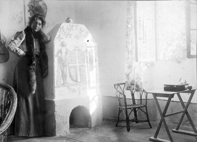 1901 - Marie Krøyer ved kaminen i Schloss Gandegg