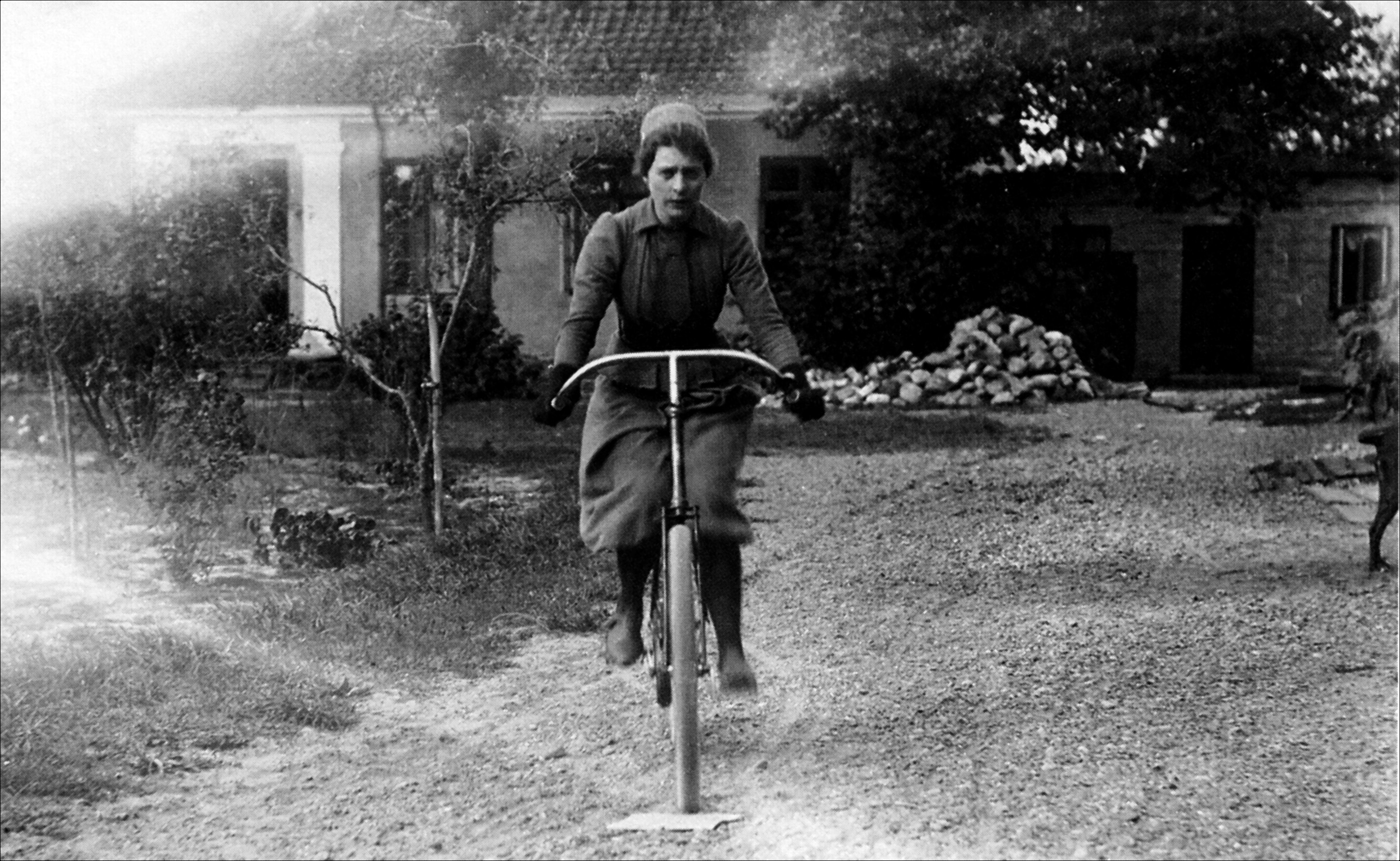 Marie Krøyer på cykel – 1895