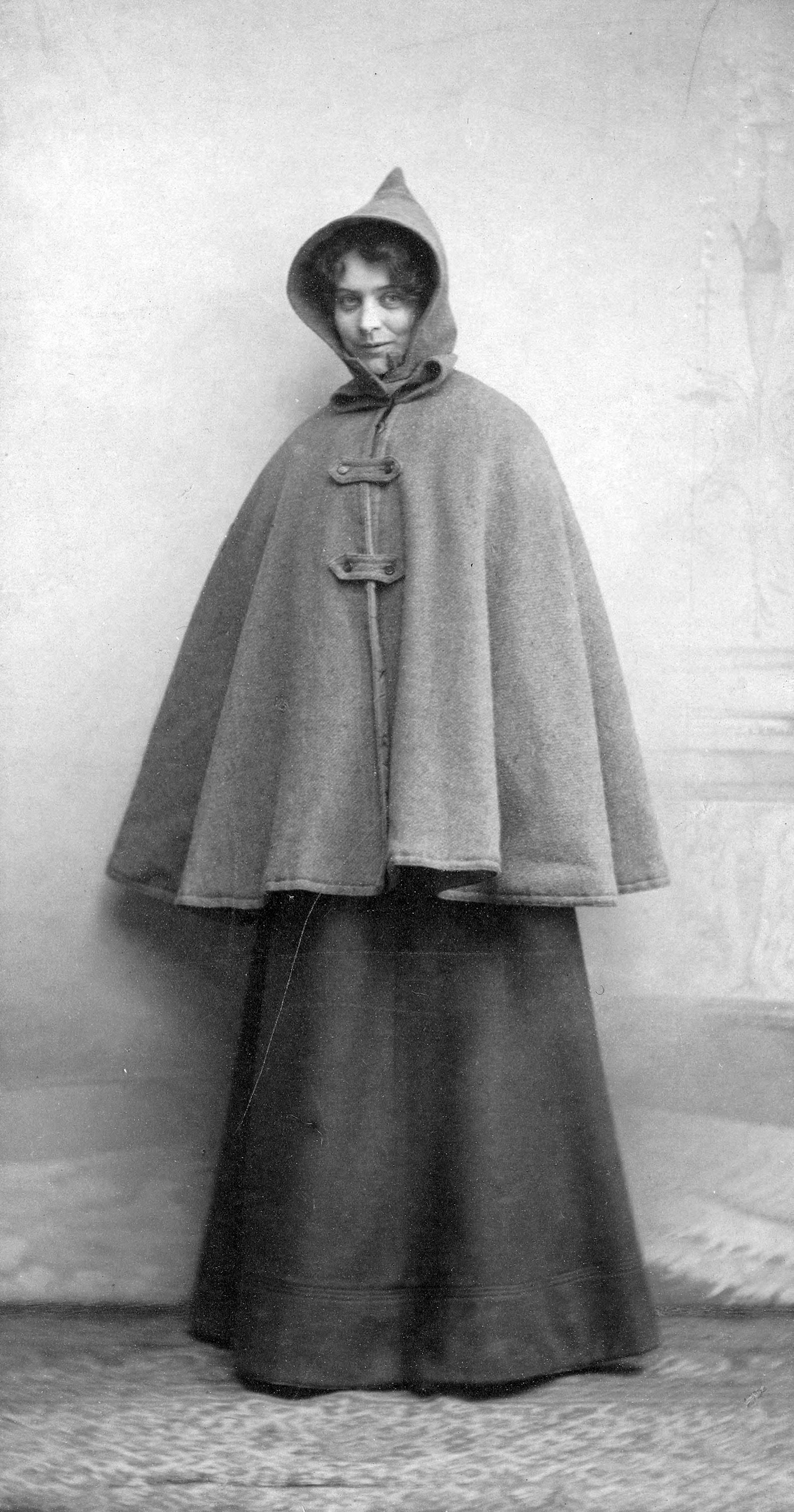 Marie Krøyer i helkjole med hætte