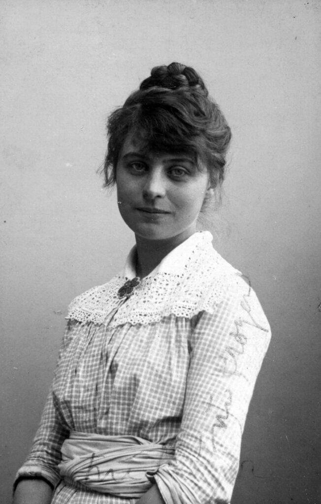 Marie Krøyer i sommerkjole. Foto taget af Sofus Christensen i 1880’s.