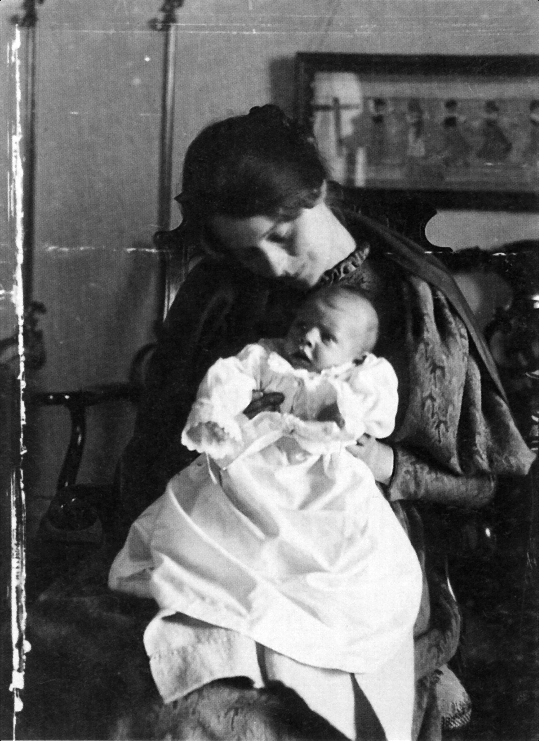 Marie Krøyer med Vibeke, seks uger gammel