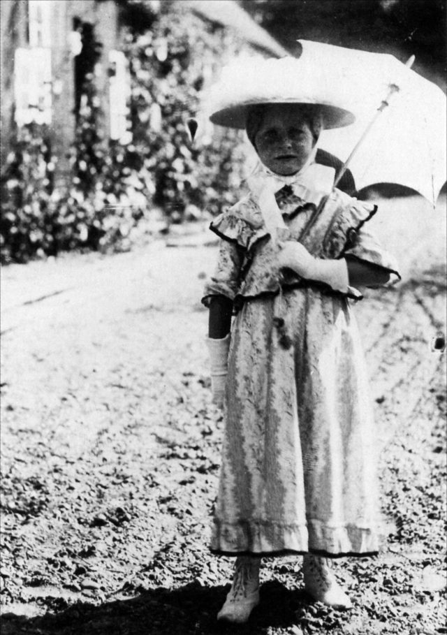 Vibeke Krøyer, fem år gammel foran Krøyers hus