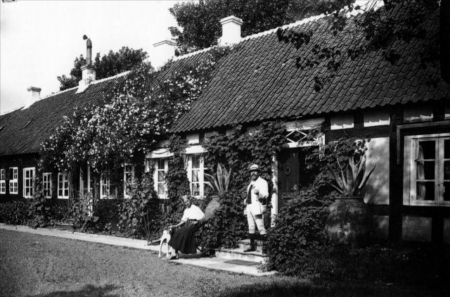 P.S. Krøyer og Vibeke foran huset i Skagen