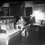 Margita & Marie Krøyer sidder på slagbænken (Linnéhuset)