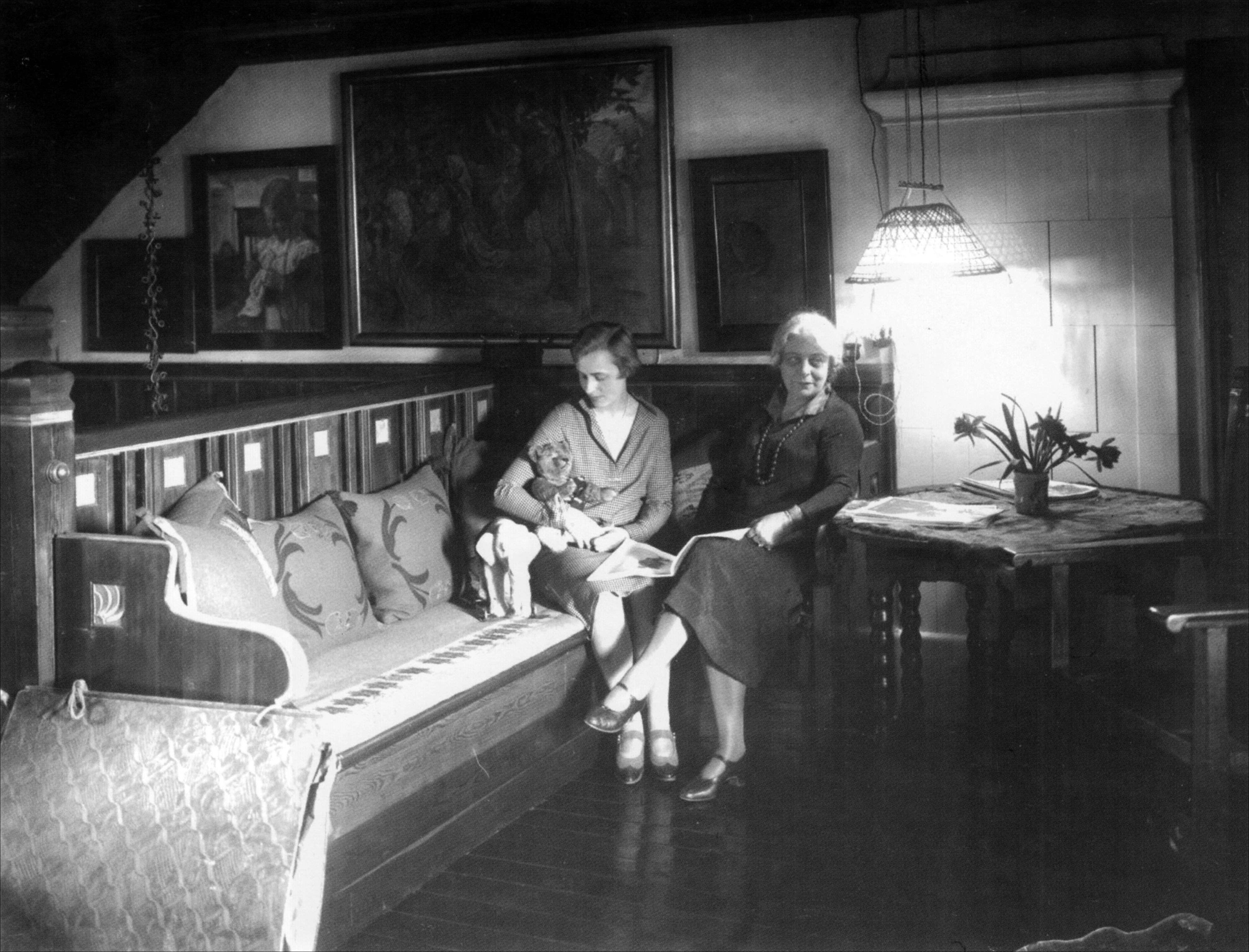 Margita & Marie Krøyer sidder på slagbænken (Linnéhuset)
