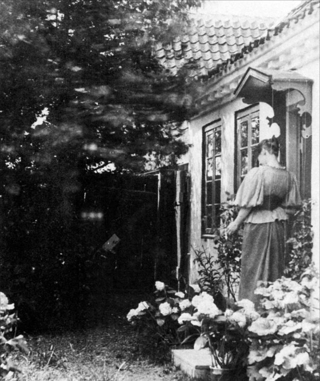 Marie Krøyer uden for Madam Bendtsens hus