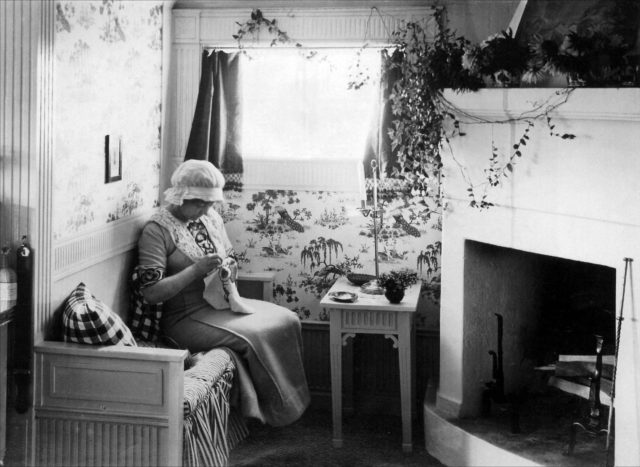 Marie Krøyer ved pejsen i soveværelset - Alfvengaarden