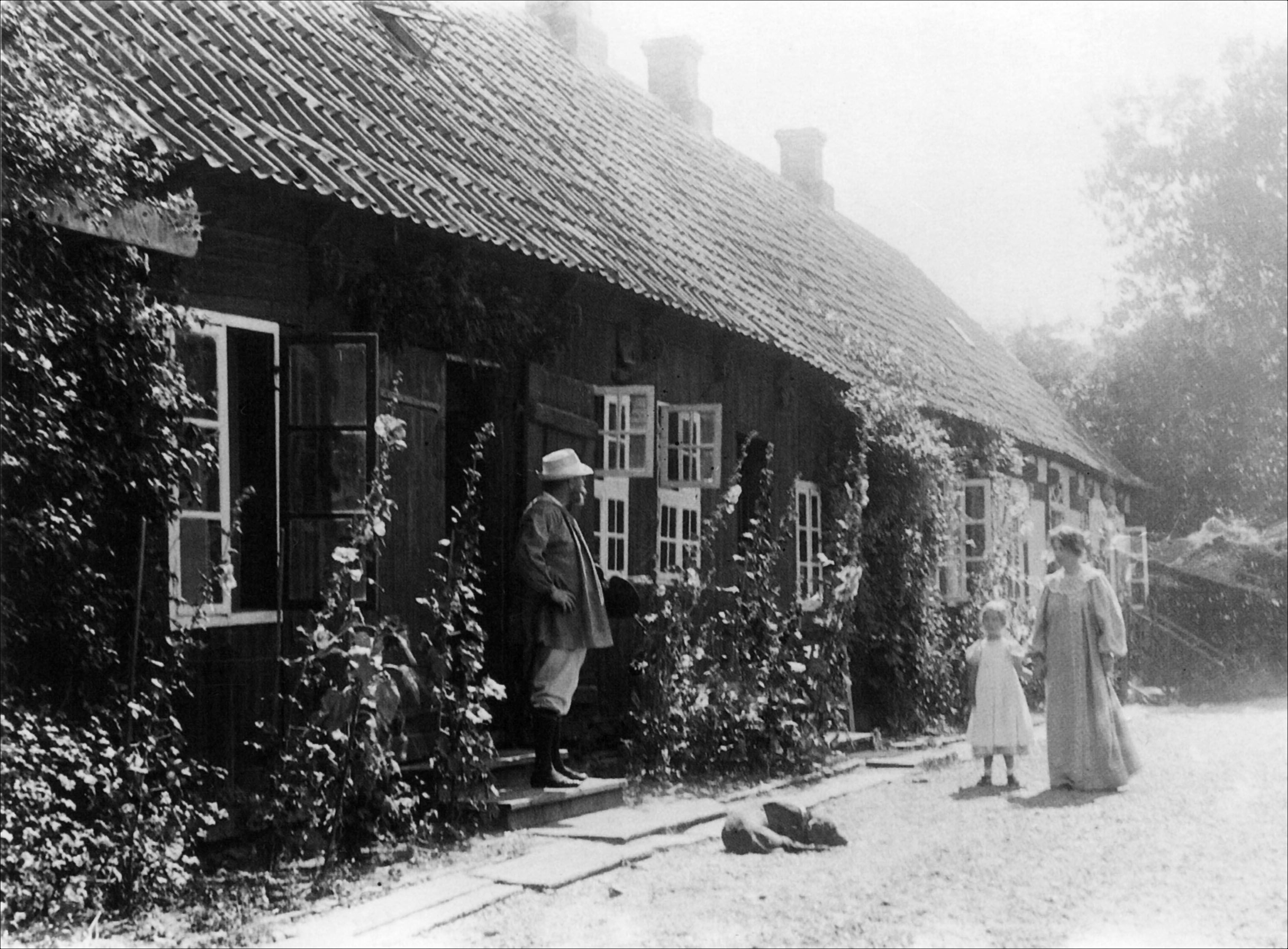 Marie, PS, Vibeke Krøyer og hunden Rap foran huset i plantagen