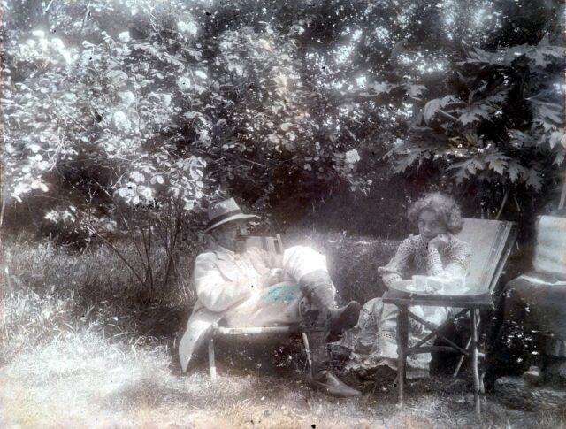 Marie og P.S. Krøyer i liggestole i haven ved Krøyers hus