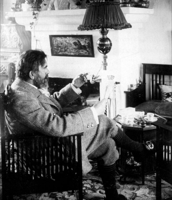 En ældet P.S. Krøyer med cigar, læsende i dagligstuen
